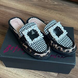 NWT-Betsey Johnson Grayce Houndstooth and Leopard Print Mules-Size 7